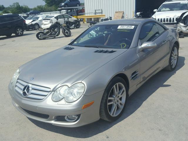 WDBSK71F17F118871 - 2007 MERCEDES-BENZ SL 550 SILVER photo 2