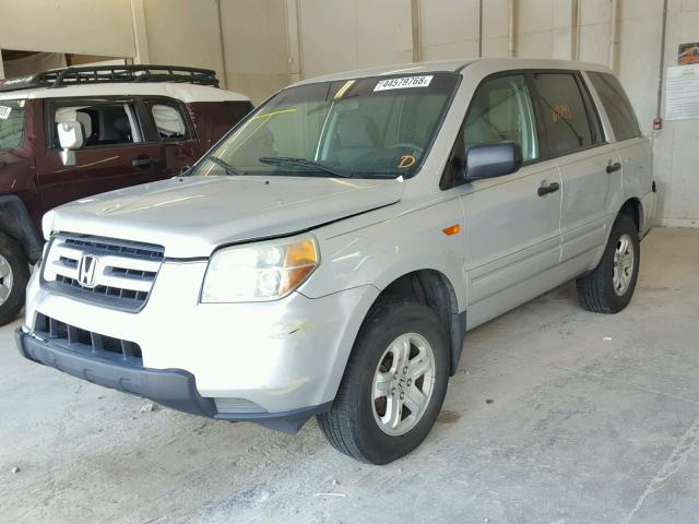 5FNYF18136B029636 - 2006 HONDA PILOT LX SILVER photo 2