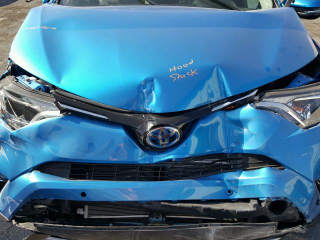 JTMRJREV6HD136361 - 2017 TOYOTA RAV4 HV LE BLUE photo 7