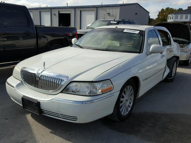 1LNHM83W04Y676697 - 2004 LINCOLN TOWN CAR U WHITE photo 2