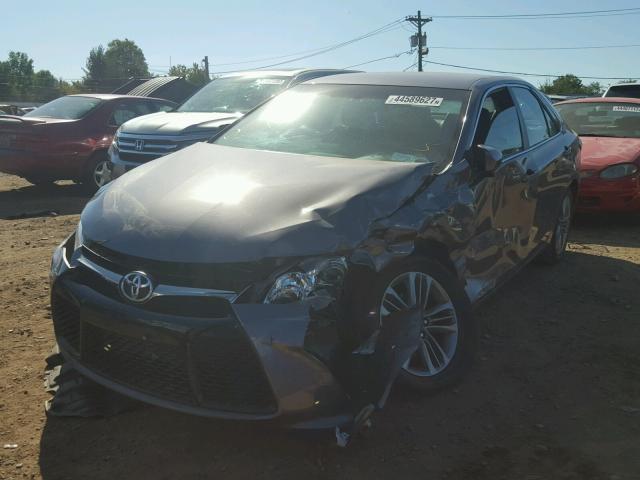 4T1BF1FK8FU057498 - 2015 TOYOTA CAMRY LE GRAY photo 2