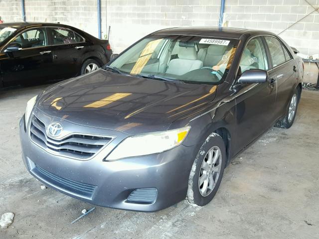 4T1BF3EK3BU610842 - 2011 TOYOTA CAMRY BASE GRAY photo 2