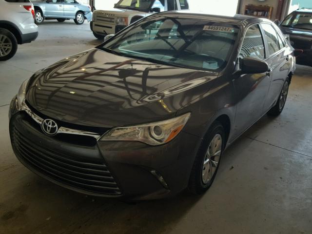 4T1BF1FK0GU138884 - 2016 TOYOTA CAMRY LE 灰色 照片 2