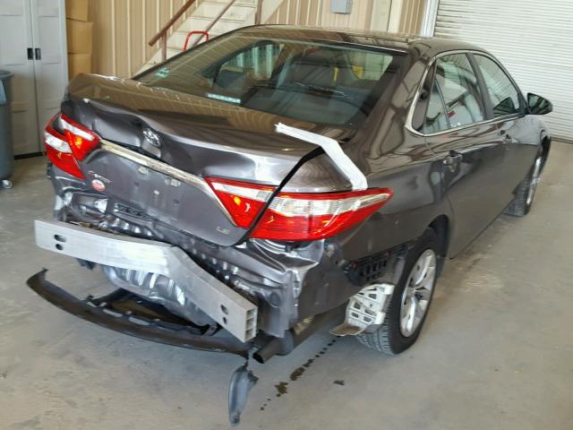 4T1BF1FK0GU138884 - 2016 TOYOTA CAMRY LE 灰色 照片 4