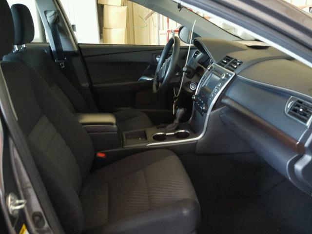 4T1BF1FK0GU138884 - 2016 TOYOTA CAMRY LE 灰色 照片 5