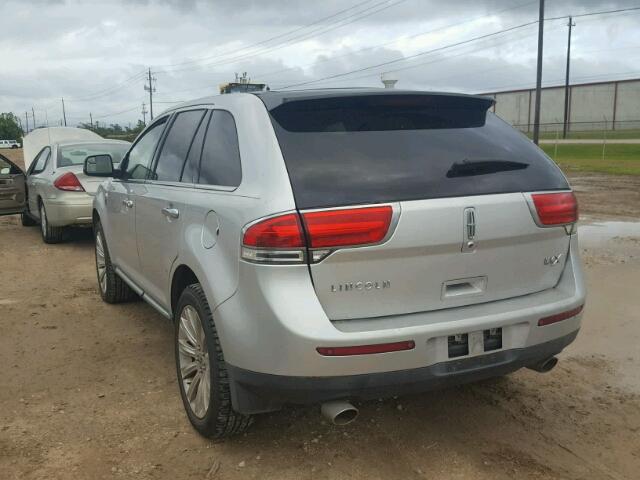 2LMDJ6JK8BBJ04402 - 2011 LINCOLN MKX SILVER photo 3