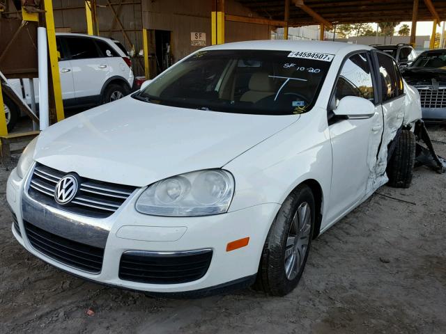 3VWJM71K78M106792 - 2008 VOLKSWAGEN JETTA WHITE photo 2