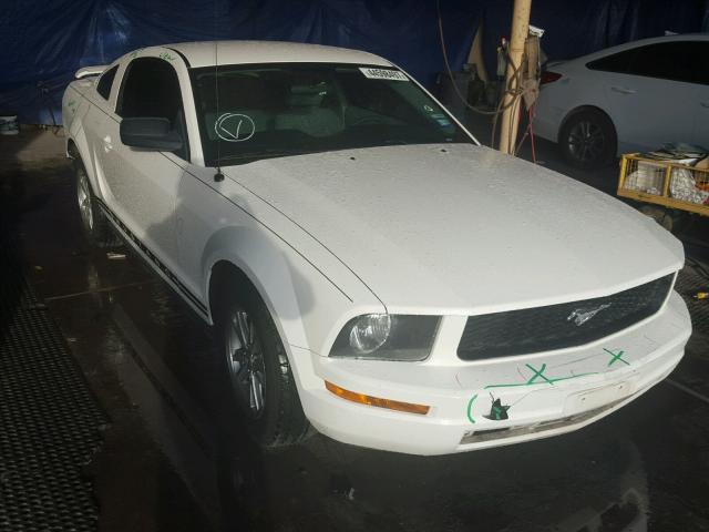 1ZVFT80N665264909 - 2006 FORD MUSTANG WHITE photo 1