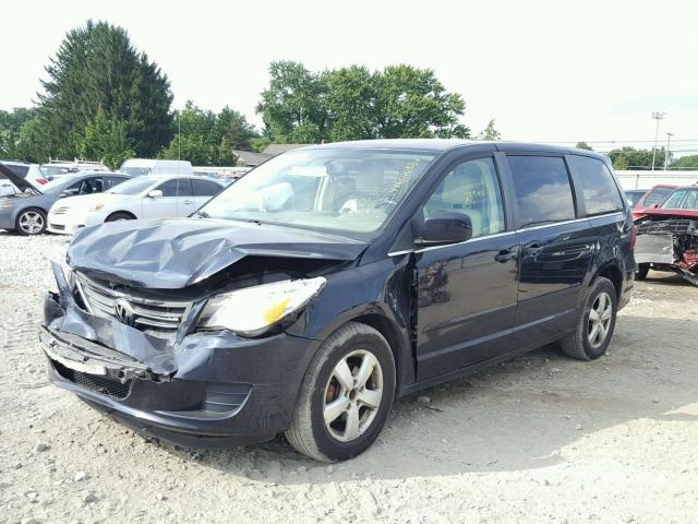 2V4RW3D1XAR295776 - 2010 VOLKSWAGEN ROUTAN SE BLUE photo 2