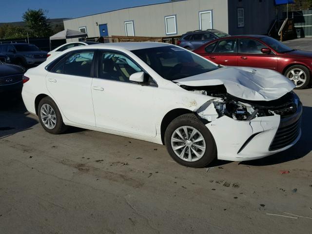 4T1BF1FK4HU285274 - 2017 TOYOTA CAMRY LE WHITE photo 1