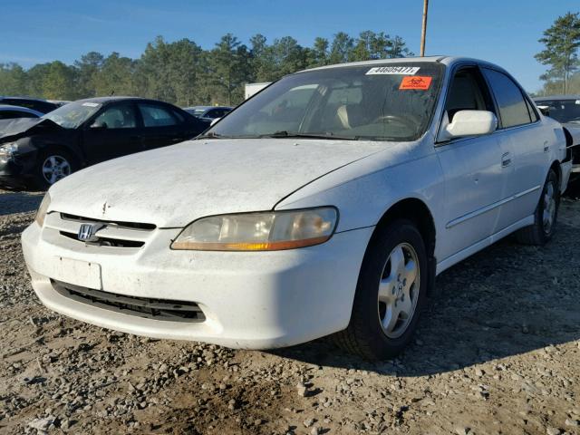 1HGCG165XWA049468 - 1998 HONDA ACCORD WHITE photo 2