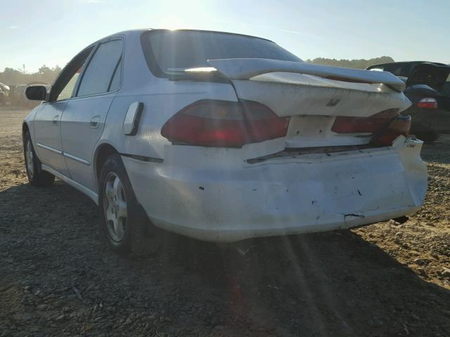 1HGCG165XWA049468 - 1998 HONDA ACCORD WHITE photo 3