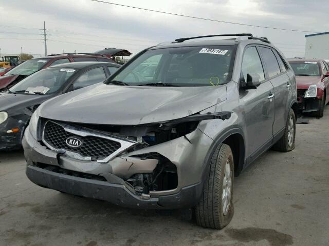 5XYKT3A16BG162673 - 2011 KIA SORENTO SILVER photo 2