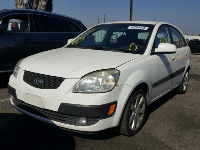 KNADE163676234819 - 2007 KIA RIO 5 SX WHITE photo 2