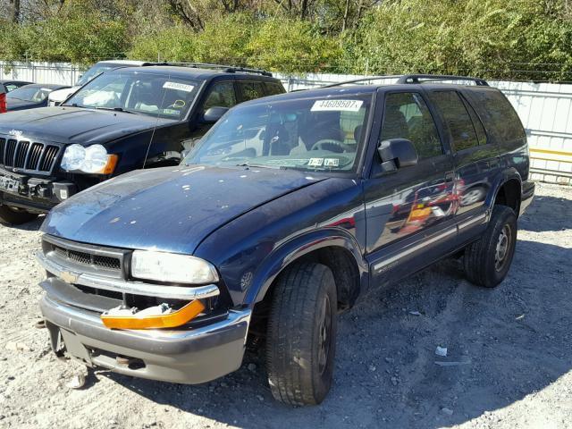 1GNDT13W412173631 - 2001 CHEVROLET BLAZER BLUE photo 2