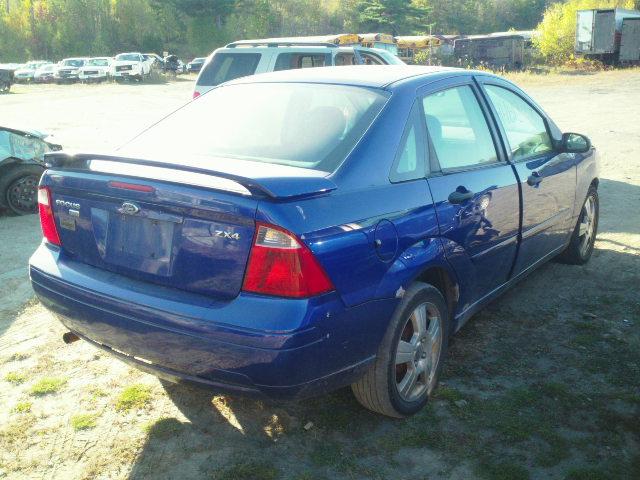 1FAFP34N55W181412 - 2005 FORD FOCUS ZX4 BLUE photo 4