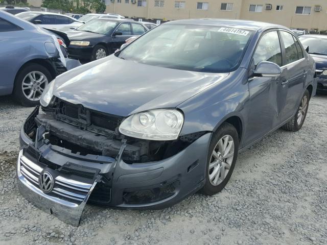 3VWRZ7AJ8AM028167 - 2010 VOLKSWAGEN JETTA GRAY photo 2