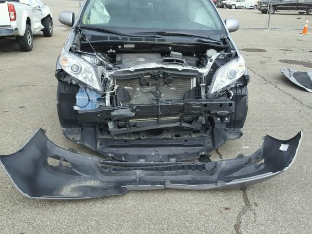 5TDKK3DC6GS715459 - 2016 TOYOTA SIENNA LE SILVER photo 9