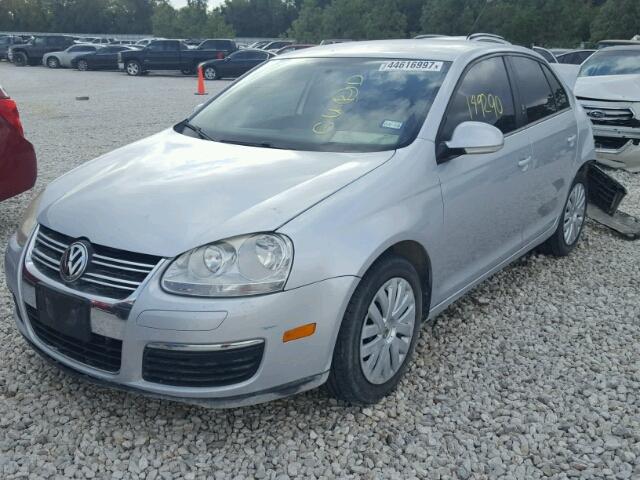 3VWJZ7AJ0AM003907 - 2010 VOLKSWAGEN JETTA SILVER photo 2