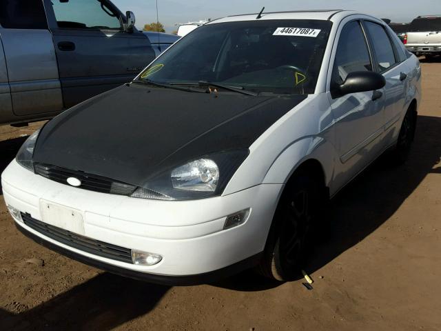 1FAFP3430YW310532 - 2000 FORD FOCUS WHITE photo 2