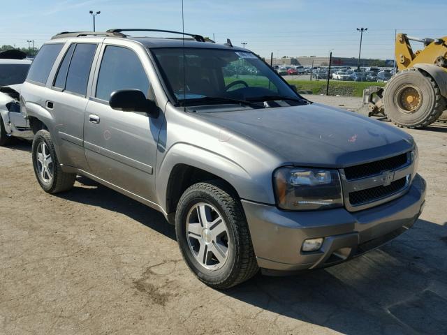 1GNDT13S272232665 - 2007 CHEVROLET TRAILBLAZE GRAY photo 1