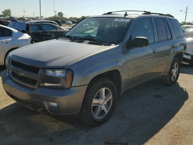 1GNDT13S272232665 - 2007 CHEVROLET TRAILBLAZE GRAY photo 2