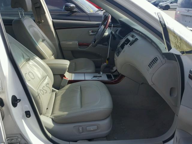 KMHFC46F67A206833 - 2007 HYUNDAI AZERA SE WHITE photo 5