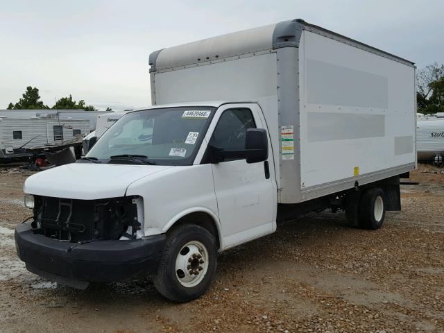 1GD374CA9B1904040 - 2011 GMC SAVANA CUT WHITE photo 2