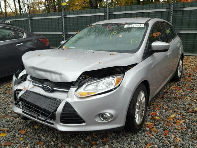 1FAHP3K27CL356856 - 2012 FORD FOCUS SILVER photo 2