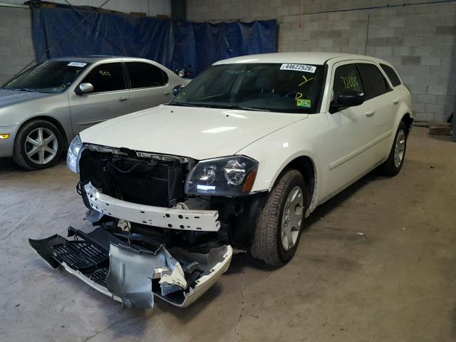 2D4FV48TX5H555609 - 2005 DODGE MAGNUM SE WHITE photo 2