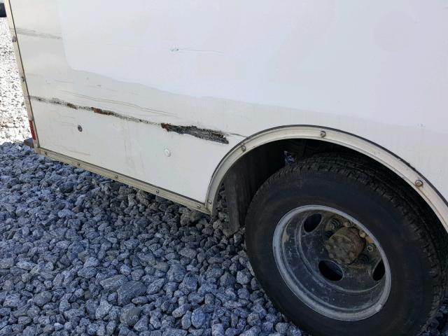 1GBJG31R821151880 - 2002 CHEVROLET TRUCK WHITE photo 10