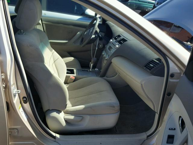 4T4BE46K69R062245 - 2009 TOYOTA CAMRY BASE თაფლისფერი ფოტო 5