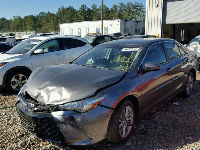 4T1BF1FK7HU344737 - 2017 TOYOTA CAMRY LE 灰色 照片 2