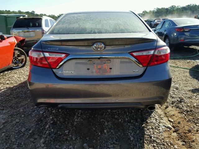 4T1BF1FK7HU344737 - 2017 TOYOTA CAMRY LE GRAY photo 9