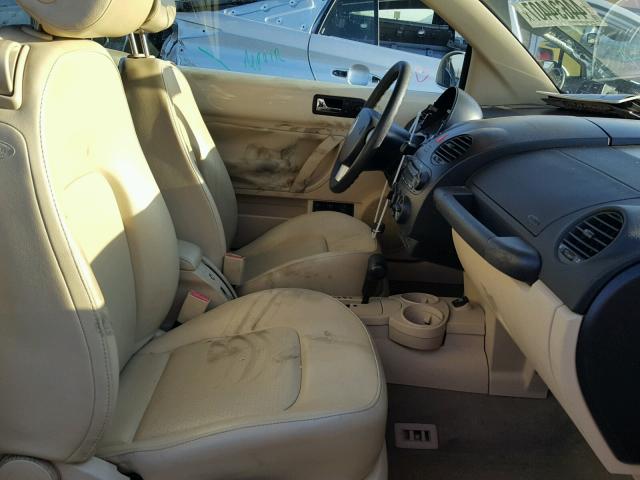 3VWCD31Y04M341955 - 2004 VOLKSWAGEN NEW BEETLE 奶油色 照片 5
