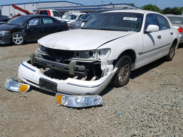 1LNFM83WXWY733725 - 1998 LINCOLN TOWN CAR C WHITE photo 2