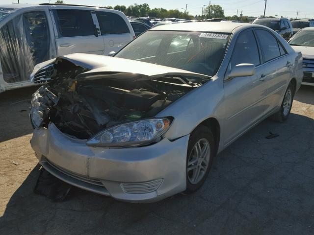 4T1BE32K55U418317 - 2005 TOYOTA CAMRY LE SILVER photo 2