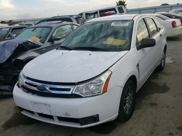 1FAHP35N28W109739 - 2008 FORD FOCUS WHITE photo 2