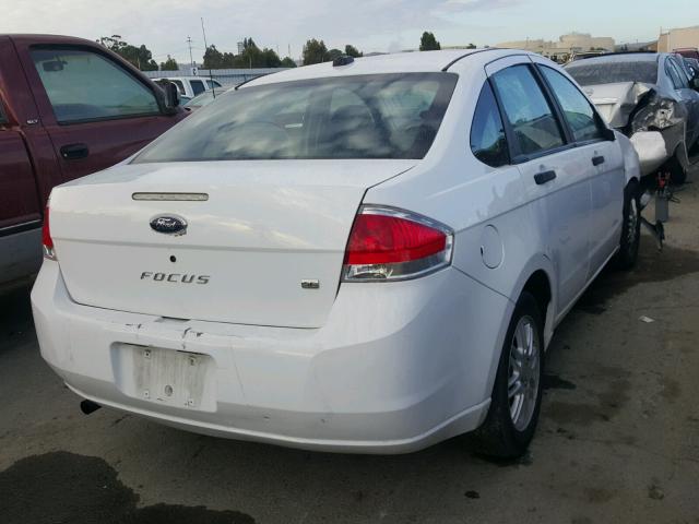 1FAHP35N28W109739 - 2008 FORD FOCUS WHITE photo 4