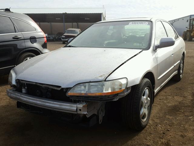 1HGCG1657XA026957 - 1999 HONDA ACCORD EX SILVER photo 2