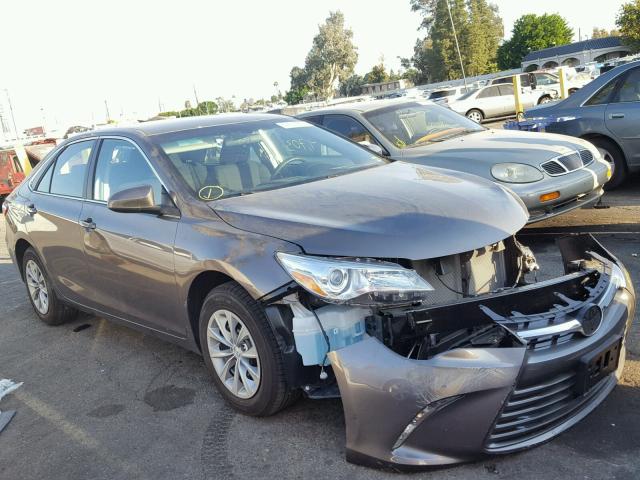 4T1BF1FK8HU418411 - 2017 TOYOTA CAMRY LE 灰色 照片 1