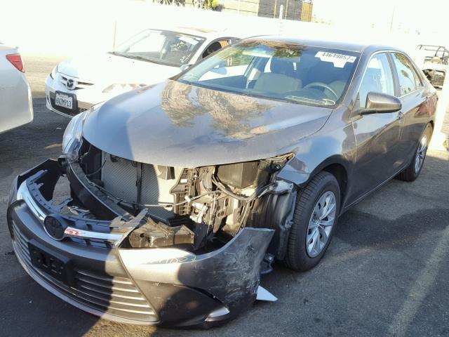 4T1BF1FK8HU418411 - 2017 TOYOTA CAMRY LE 灰色 照片 2