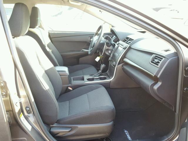 4T1BF1FK8HU418411 - 2017 TOYOTA CAMRY LE 灰色 照片 5