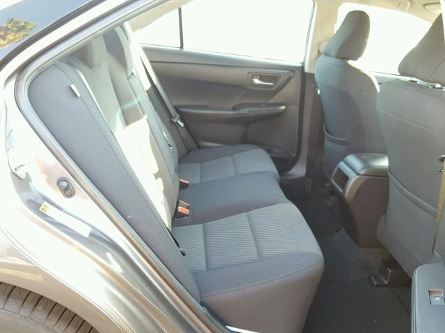 4T1BF1FK8HU418411 - 2017 TOYOTA CAMRY LE 灰色 照片 6