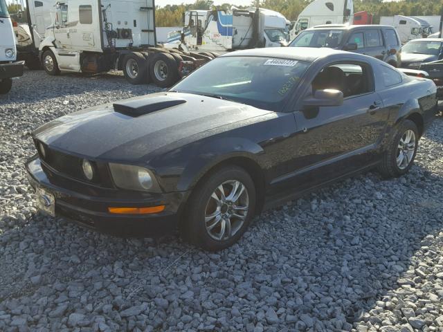 1ZVHT80N985142105 - 2008 FORD MUSTANG BLACK photo 2