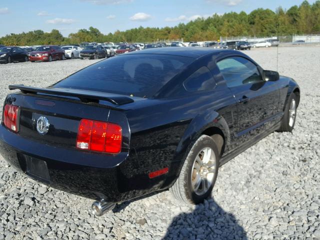 1ZVHT80N985142105 - 2008 FORD MUSTANG BLACK photo 4