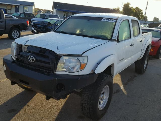 5TELU42N05Z091196 - 2005 TOYOTA TACOMA DOU WHITE photo 2