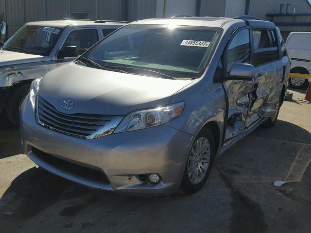 5TDYZ3DC1HS790111 - 2017 TOYOTA SIENNA XLE GRAY photo 2