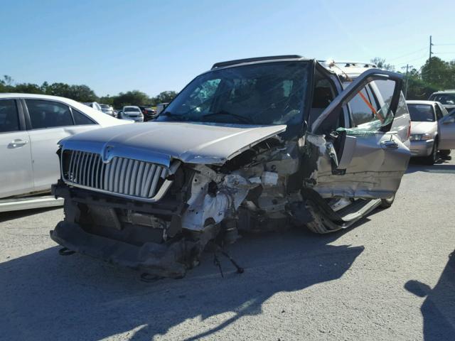 5LMFU27595LJ03394 - 2005 LINCOLN NAVIGATOR SILVER photo 2