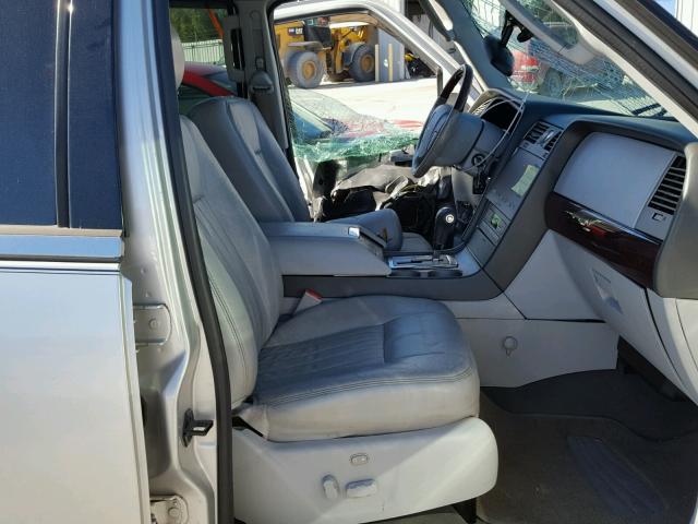 5LMFU27595LJ03394 - 2005 LINCOLN NAVIGATOR SILVER photo 5